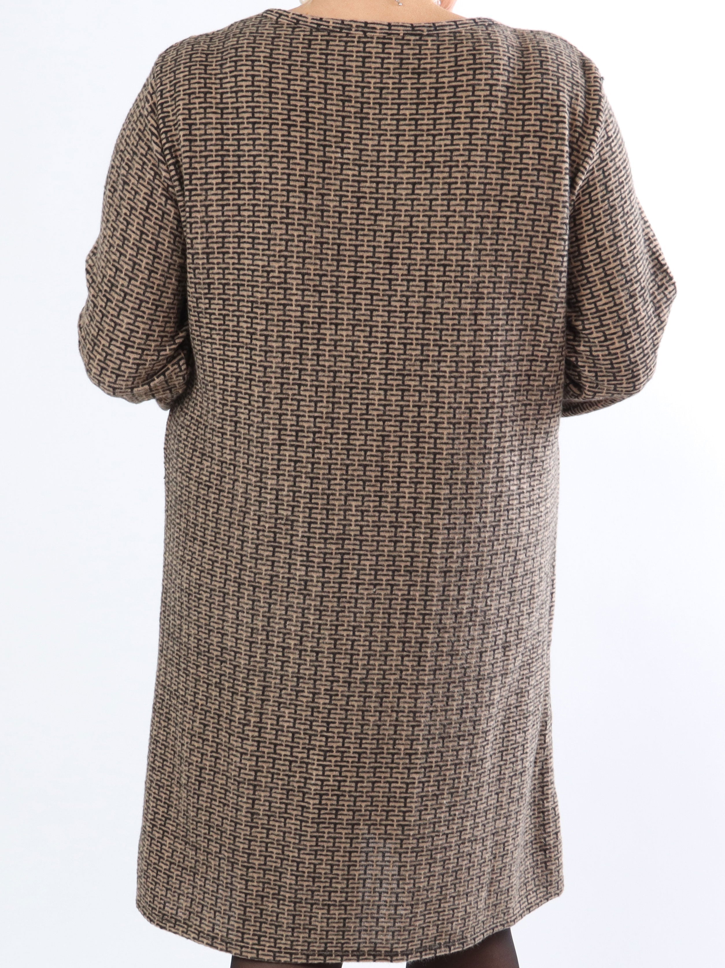 Nelma - Fin klänning i stora storlekar med mönster